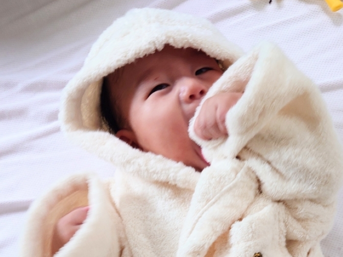 バスタオルにくるまれる赤ちゃん