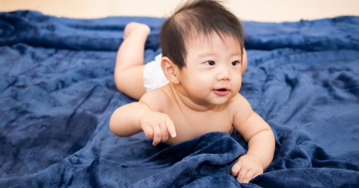 タミータイムをする赤ちゃん