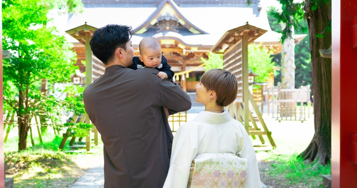 お宮参りに神社を訪れる家族